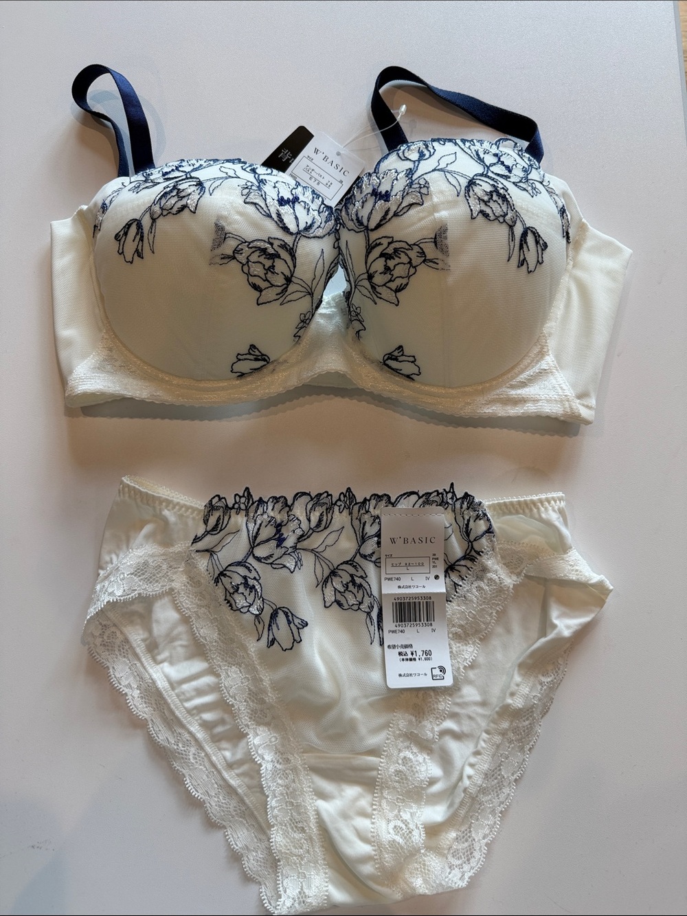 Wacoal Women's Bra and Matching Panties Set